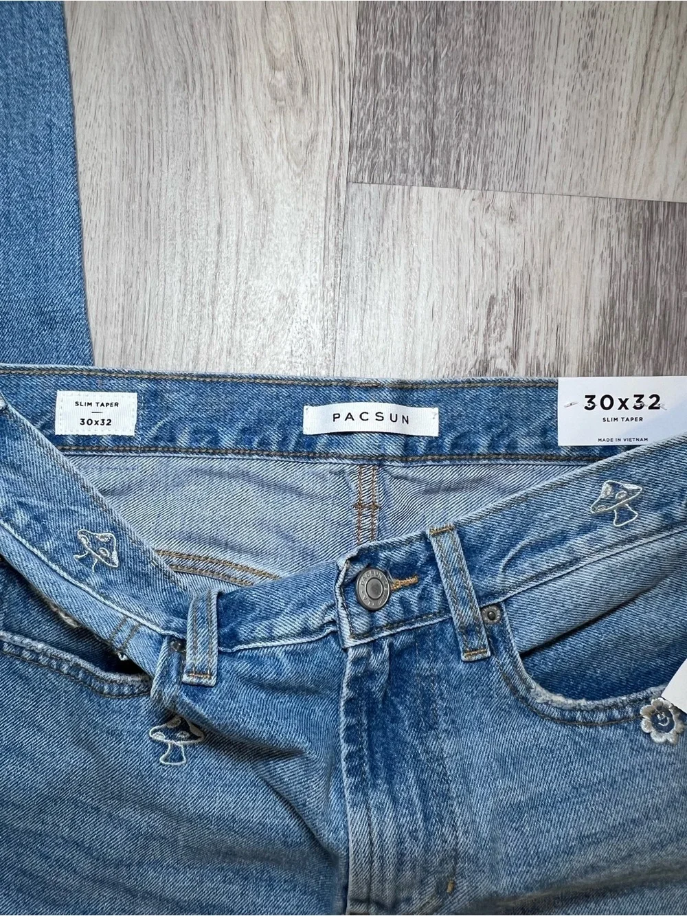 PacSun Medium Blue Embroidered Motif Jeans Slim Taper Size 30x32 NWT .